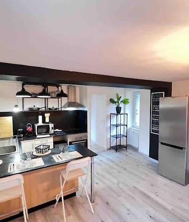 Logement Moderne Au Coeur Du Village Saint-Georges-de-Luzençon エクステリア 写真