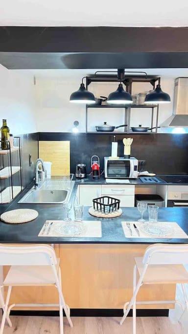 Logement Moderne Au Coeur Du Village Saint-Georges-de-Luzençon エクステリア 写真
