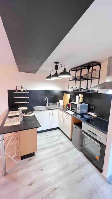 Logement Moderne Au Coeur Du Village Saint-Georges-de-Luzençon エクステリア 写真