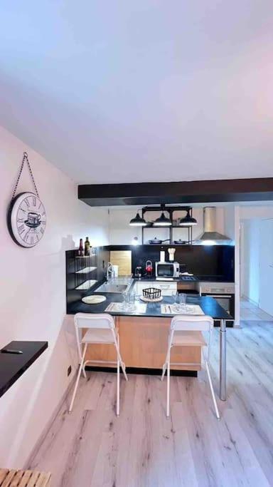 Logement Moderne Au Coeur Du Village Saint-Georges-de-Luzençon エクステリア 写真