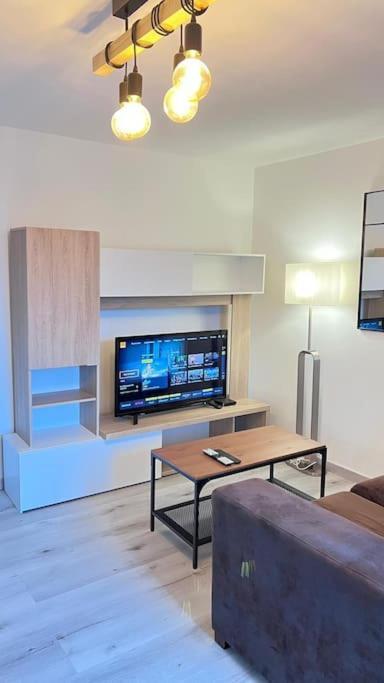 Logement Moderne Au Coeur Du Village Saint-Georges-de-Luzençon エクステリア 写真