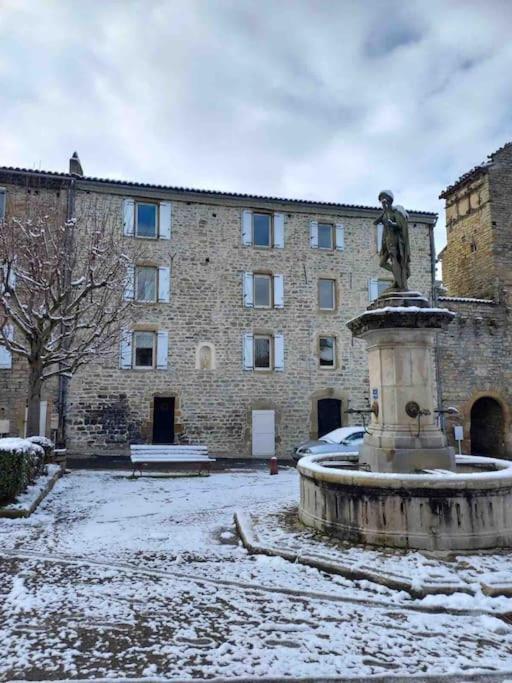 Logement Moderne Au Coeur Du Village Saint-Georges-de-Luzençon エクステリア 写真
