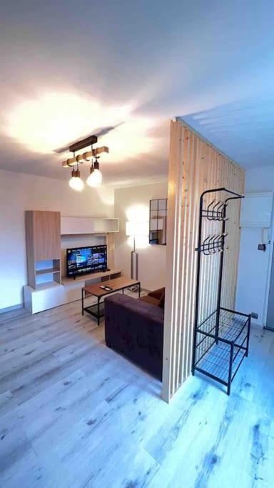 Logement Moderne Au Coeur Du Village Saint-Georges-de-Luzençon エクステリア 写真