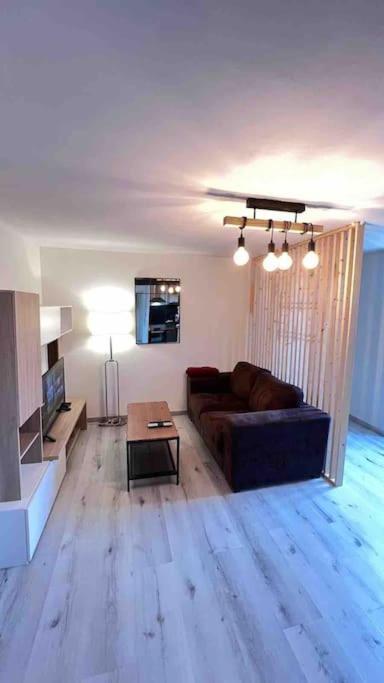 Logement Moderne Au Coeur Du Village Saint-Georges-de-Luzençon エクステリア 写真