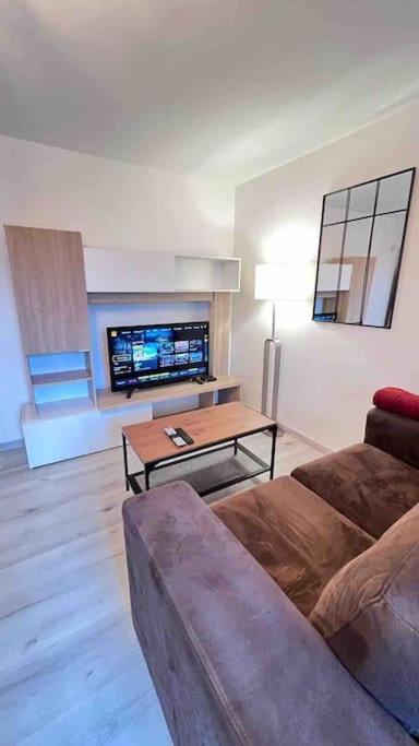 Logement Moderne Au Coeur Du Village Saint-Georges-de-Luzençon エクステリア 写真