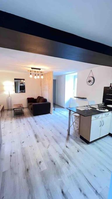 Logement Moderne Au Coeur Du Village Saint-Georges-de-Luzençon エクステリア 写真