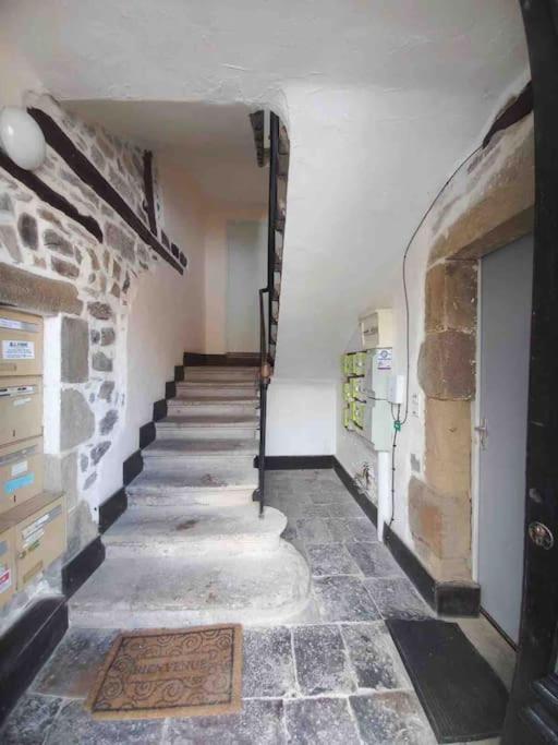Logement Moderne Au Coeur Du Village Saint-Georges-de-Luzençon エクステリア 写真