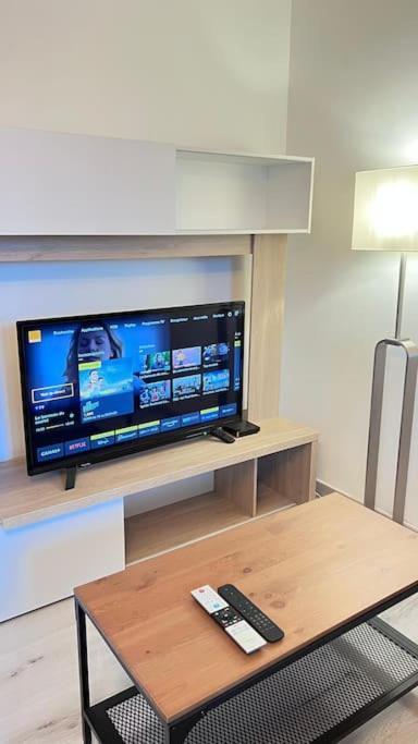 Logement Moderne Au Coeur Du Village Saint-Georges-de-Luzençon エクステリア 写真