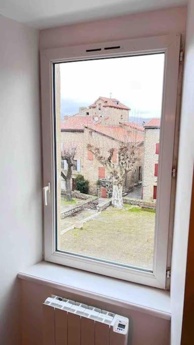 Logement Moderne Au Coeur Du Village Saint-Georges-de-Luzençon エクステリア 写真